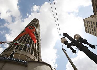 A fita-smbolo das campanhas de preveno da Aids fixada na fachada do Edifcio Itlia, no centro de So Paulo