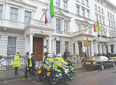 Policiais britnicos na frente da embaixada do Ir em Londres, cujo fechamento foi determinado ontem pelo governo