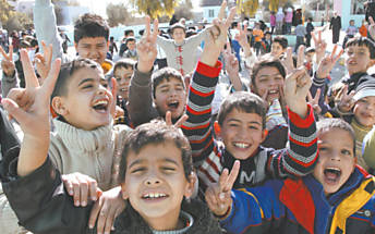 Refugiados srios abrigados na Jordnia, durante o recreio; a Organizao das Naes Unidas afirmou ontem que a situao na Sria  de "guerra civil"