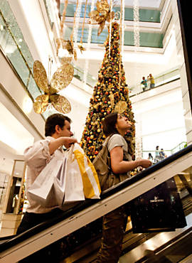 Consumidores fazem compras no shopping Morumbi, nesta quinta-feira