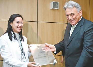 O oncologista Ricardo Brentani ao receber o prmio Octavio Frias de oliveira em agosto