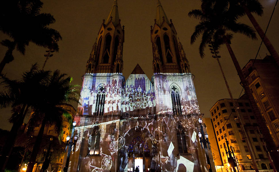 Projeções artísticas são exibidas na Catedral da Sé, no centro de São Paulo, após celebração realizada pelo cardeal Dom Odilo Sherer e concerto da Orquestra Sinfônica Heliópolis, durante abertuda oficial do 'Natal Iluminado'