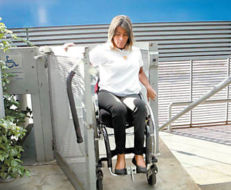 Cadeirante acessa terminal de nibus equipado com elevador em Uberlndia (MG)