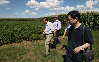 Comitiva de chineses visita fazenda em Goiás