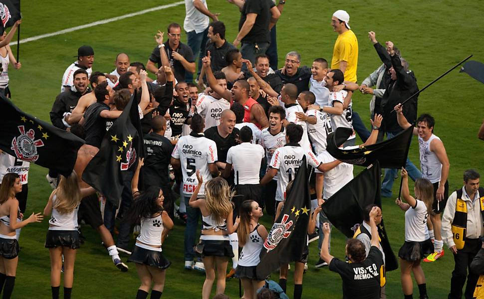 Jogadores do Corinthians comemoram com o presidente do clube Andrés Sanchez o título do Brasileiro 2011 Leia mais