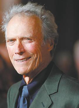 O diretor Clint Eastwood chega  premire de "J.Edgar" em Hollywood