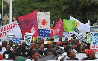 Centenas de manifestantes protestam contra o aquecimento global, em Durban, na frica do Sul, durante a realizao da conferncia do clima da ONU, que comeou na semana passada