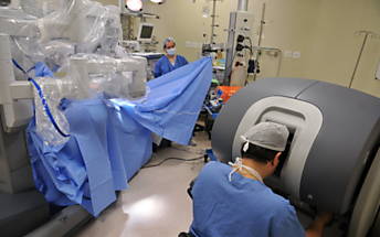 O mdico Carlo Passerotti realiza uma cirurgia robtica no Hospital Alemo Oswaldo Cruz