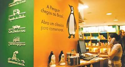 Loja da Livraria Cultura/Companhia das Letras no Conjunto Nacional (SP) com decorao de pinguins da editora britnica
