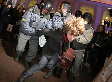 Manifestante  detido durante protesto em So Petersburgo