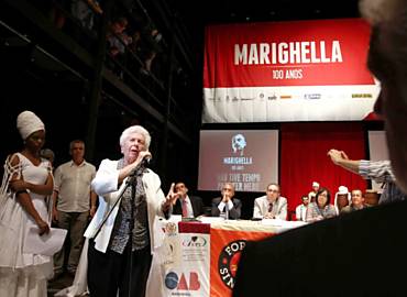 Clara Charf, viúva de Carlos Marighella, discursa em evento em homenagem ao guerrilheiro