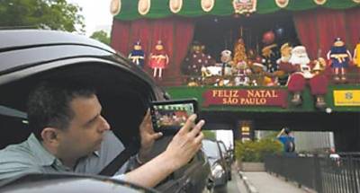 O empresrio Marco Ferreira aproveita o trnsito parado para fotografar a decorao de Natal do palco da av. Paulista