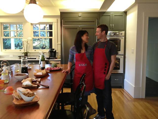 Mark Zuckerberg e sua namorada Priscilla Chan na cozinha