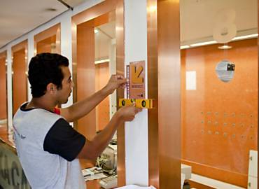 Funcionrio instala placa em guich revestido de cobre inaugurado ontem no aeroporto de Congonhas, em So Paulo