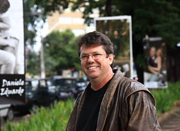 O fotgrafo PC Falseti em frente a uma de suas exposies, na avenida Nove de Julho