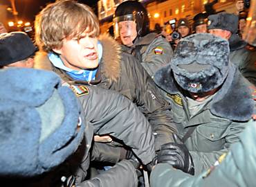 Manifestante que fazia parte dos protestos da oposio  detido na praa do Triunfo, no centro da capital russa, Moscou