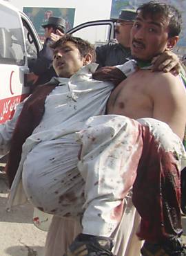 Homem ferido em exploso no Afeganisto  socorrido