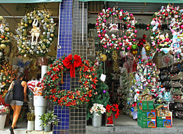 Loja de enfeites de Natal localizada na av. Vautier, no Pari; regio comea a atrair a ateno dos consumidores e a disputar com a tradicional 25 de Maro