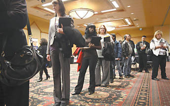 Candidatos em fila de feira de empregos, em Denver; retomada da economia aumenta chances de reeleio de Obama
