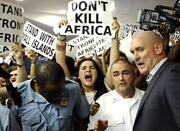 "No mate a frica", diz cartaz de uma manifestante na COP-17, em Durban, frica do Sul; protesto tentou marchar at a plenria da conferncia