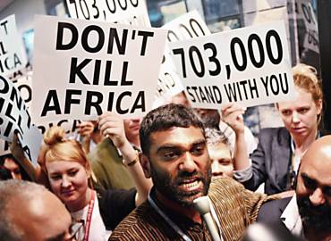 Kumi Naidoo, sul-africano e diretor-executivo do Greenpeace, foi detido e banido do prdio do evento