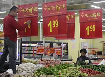 Funcionrio troca preo de vegetais em mercado na China