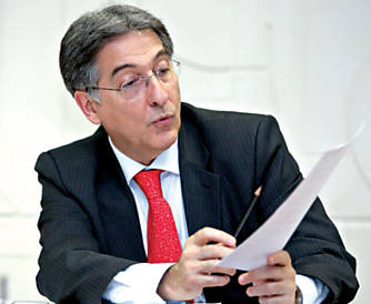Ministro Fernando Pimentel (Desenvolvimento) mostra documentos sobre consultoria durante entrevista  *Folha* em Braslia