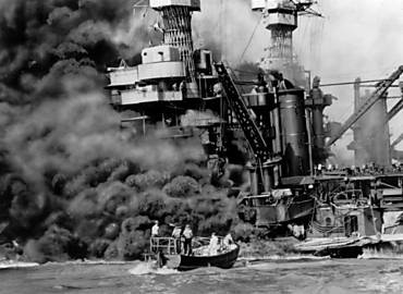 Incndio provocado em Pearl Harbor pelo ataque japons