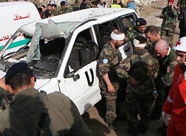 Carro danificado pela bomba contra tropas da ONU no Lbano, em ataque que feriu cinco
