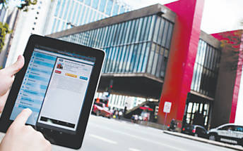 Aplicativo SPMobile  executado em um iPad, na av. Paulista, em frente ao prdio do Masp (Museu de arte de So Paulo)