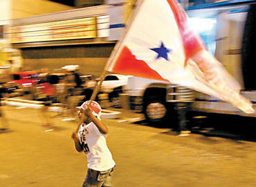 Menino empunha bandeira do Par em rua de Belm, aps resultado de plebiscito