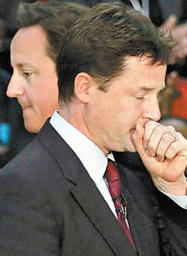 O premi David Cameron (atrs) e seu vice, Nick Clegg
