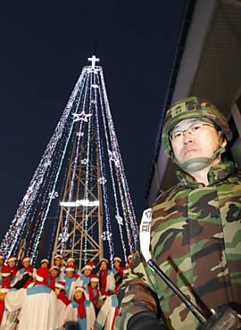 Militar sul-coreano prximo a rvore que  foco de tenso