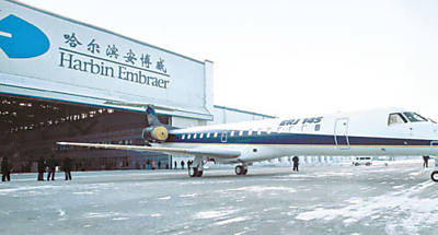 Jato da Embraer em Harbin, no nordeste da China; 28% das empresas brasileiras presentes no pas so de manufatura
