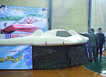 Membros da Guarda Revolucionria iraniana observam drone