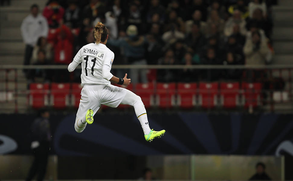 Neymar (Santos) comemora seu gol durante partida disputada no Toyota Stadium, em Toyota, no Japão Leia Mais
