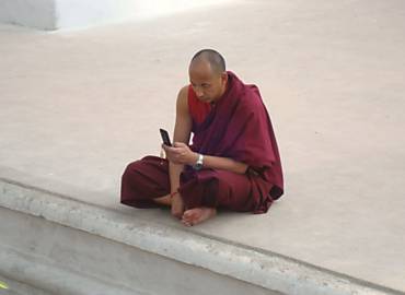 Monge budista manda mensagem na Estupa Boudhanath, em Katmandu, capital do Nepal