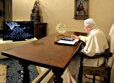Papa Bento 16 usa iPad para acender as luzes de uma rvore de Natal na Itlia, no dia 7