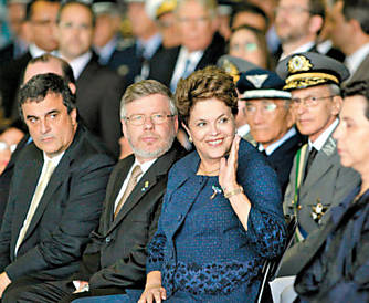 Jos Eduardo Cardozo, Marco Maia, Dilma, o brigadeiro Juniti Saito e o general Enzo Peri, em Braslia