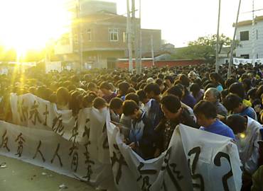 Moradores de Wukan homenageiam lder morto enquanto estava sob custdia policial