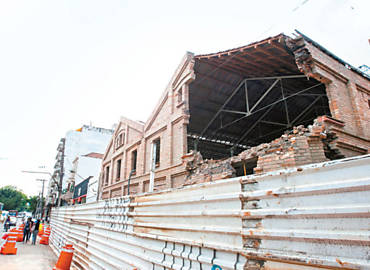 Fachada que foi destruda parcialmente na Casa das Retortas, no Brs (centro de SP), na madrugada de anteontem