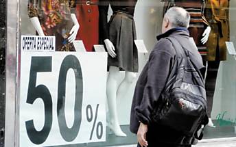 Loja em Madri com desconto de 50% para tentar alavancar as vendas; consumo caiu com a crise que afeta a Europa