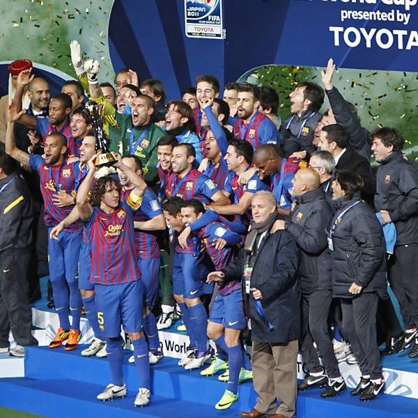 Jogadores do time do Barcelona levantam a taça de Campeão Mundial de Clubes, depois de vencer a equipe do Santos por 4x0, na partida disputada em Yokohama, no Japão Leia Mais 