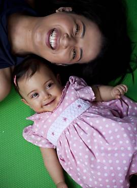 Leila Lacerda Leo, 32, e sua filha Mariana, nascida com 27 semanas de gestao