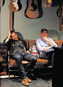 The Black Keys no estdio que Auerbach construiu em Nashville; a dupla criou um som diferente daquele de seu lbum anterior, "Brothers"