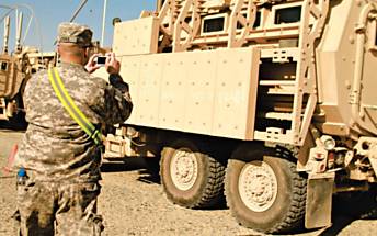 Soldado americano fotografa o ltimo veculo militar a deixar o Iraque em direo ao Kuait,marcando o fim do conflito