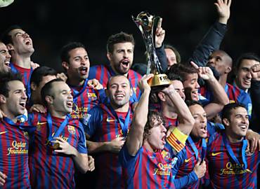O capito Puyol ergue a taa do segundo ttulo mundial do Barcelona