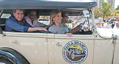 Drcy Vera posa em carro antigo, com Nicanor Lopes (de camisa azul) no banco traseiro