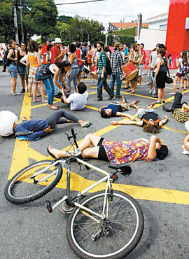 Estudantes da USP protestam perto da Cidade Universitria contra a expulso de alunos