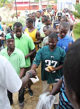 Haitianos fazem fila para receber comida em Brasileia (AC)